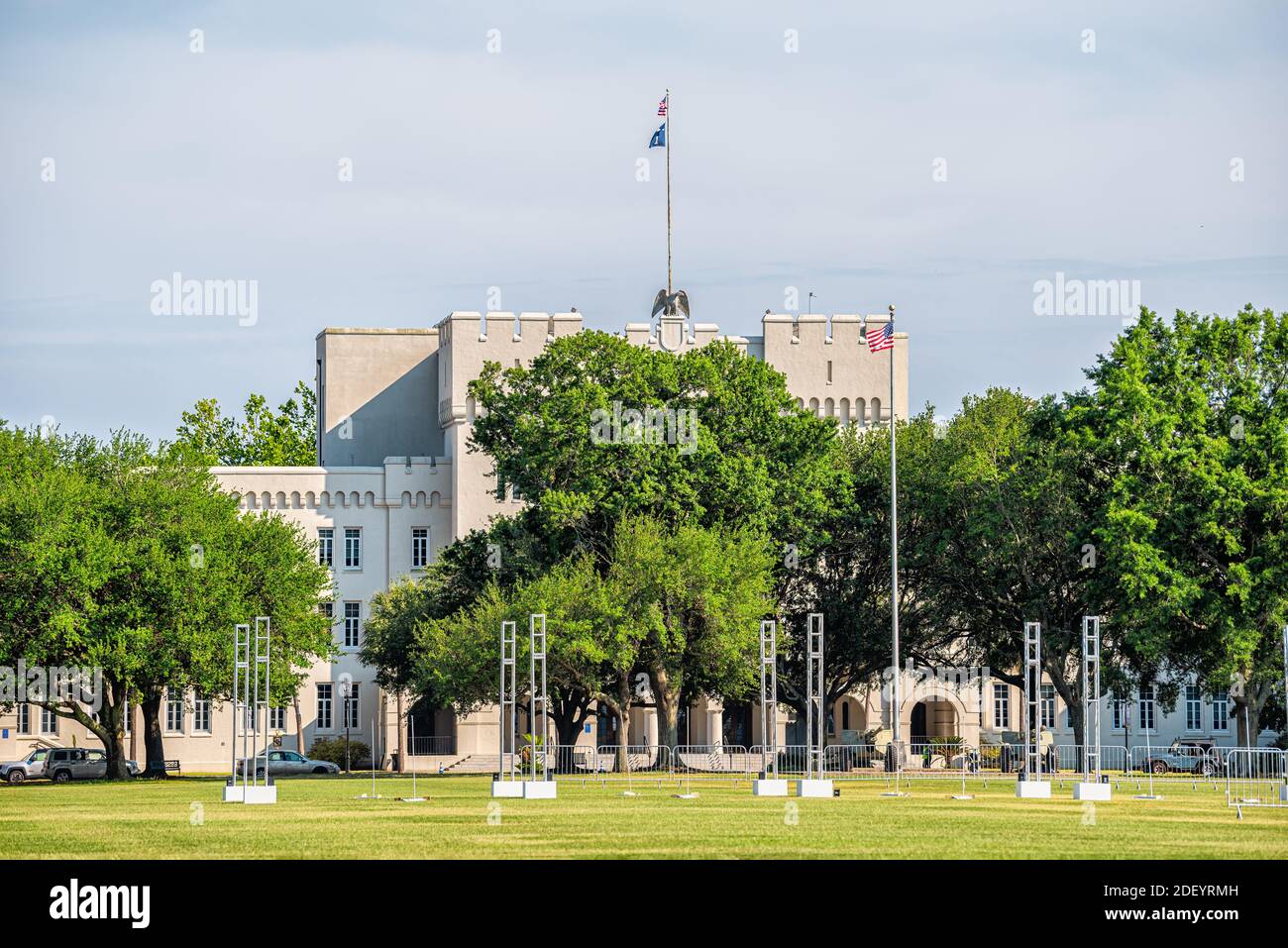 Charleston, USA - 12 mai 2018: Citadel Military College of South Carolina University extérieur du bâtiment de tour d'horloge et drapeau américain avec GR vert Banque D'Images
