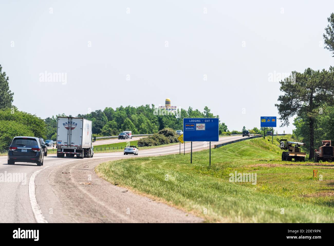 Dillon, États-Unis - 13 mai 2018 : route de Caroline du Nord du Sud, frontière avec voitures, camions dans la circulation et site d'intérêt du chapeau mexicain Banque D'Images