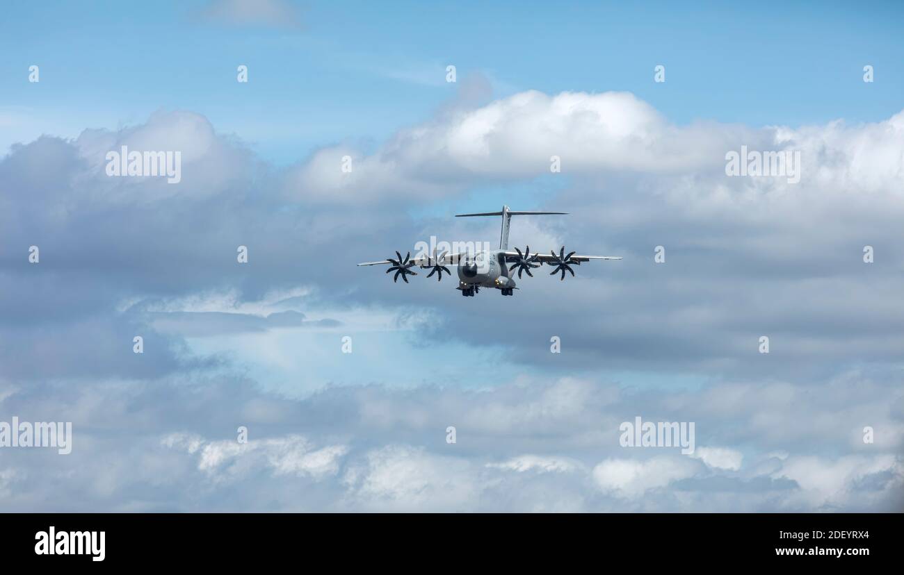 A400M avion dans le ciel arrivant à la terre Banque D'Images