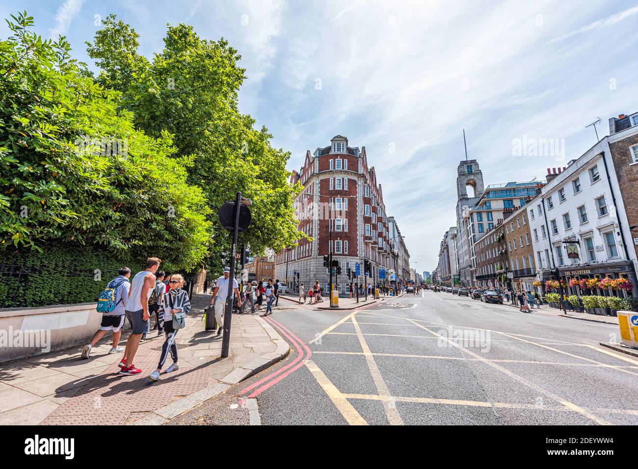 Londres, Royaume-Uni - 24 juin 2018 : coin de Baker et de la rue Park dans la ville de Westminster avec une foule de gens par le musée Sherlock Holmes et le Volunte Banque D'Images