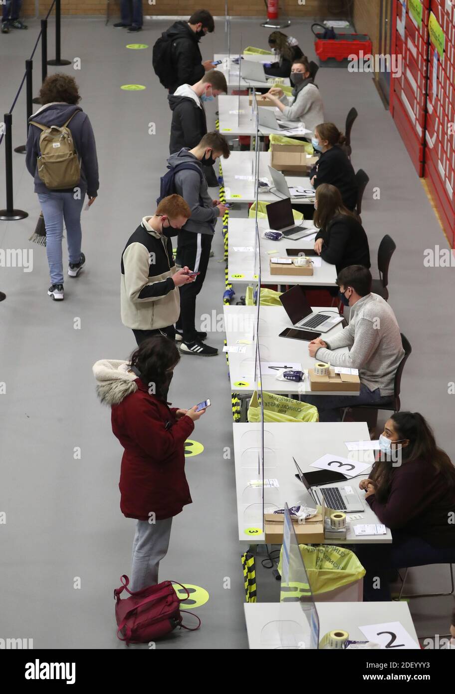 Les étudiants s'inscrivent pour un test asymptomatique utilisant l'antigène de flux latéral dans un centre de test de l'Université d'Edimbourg, avant que les étudiants ne soient autorisés à rentrer chez eux pour les vacances de Noël. Banque D'Images