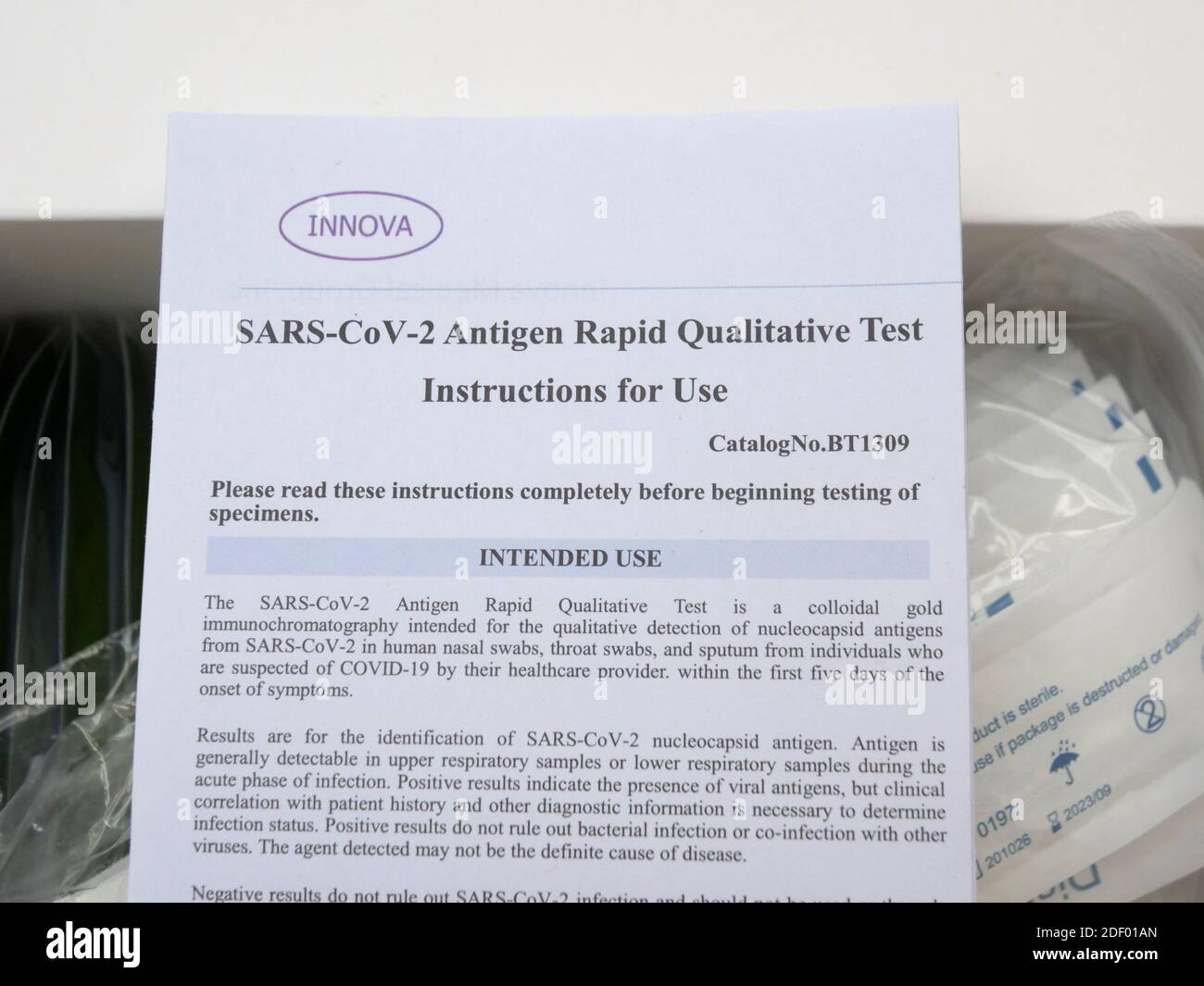 Kit de test instantané du coronavirus Covid 19 de l'antigène du COV du SRAS de la marque Innova donnant un résultat en 30 minutes au personnel du NHS pour qu'il effectue un auto-test avant de se rendre au travail. Banque D'Images