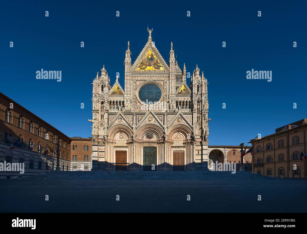 Cathédrale de Sienne ou Duomo di Siena et place vide. Église gothique médiévale, site de l'UNESCO.Toscane, Italie. Banque D'Images