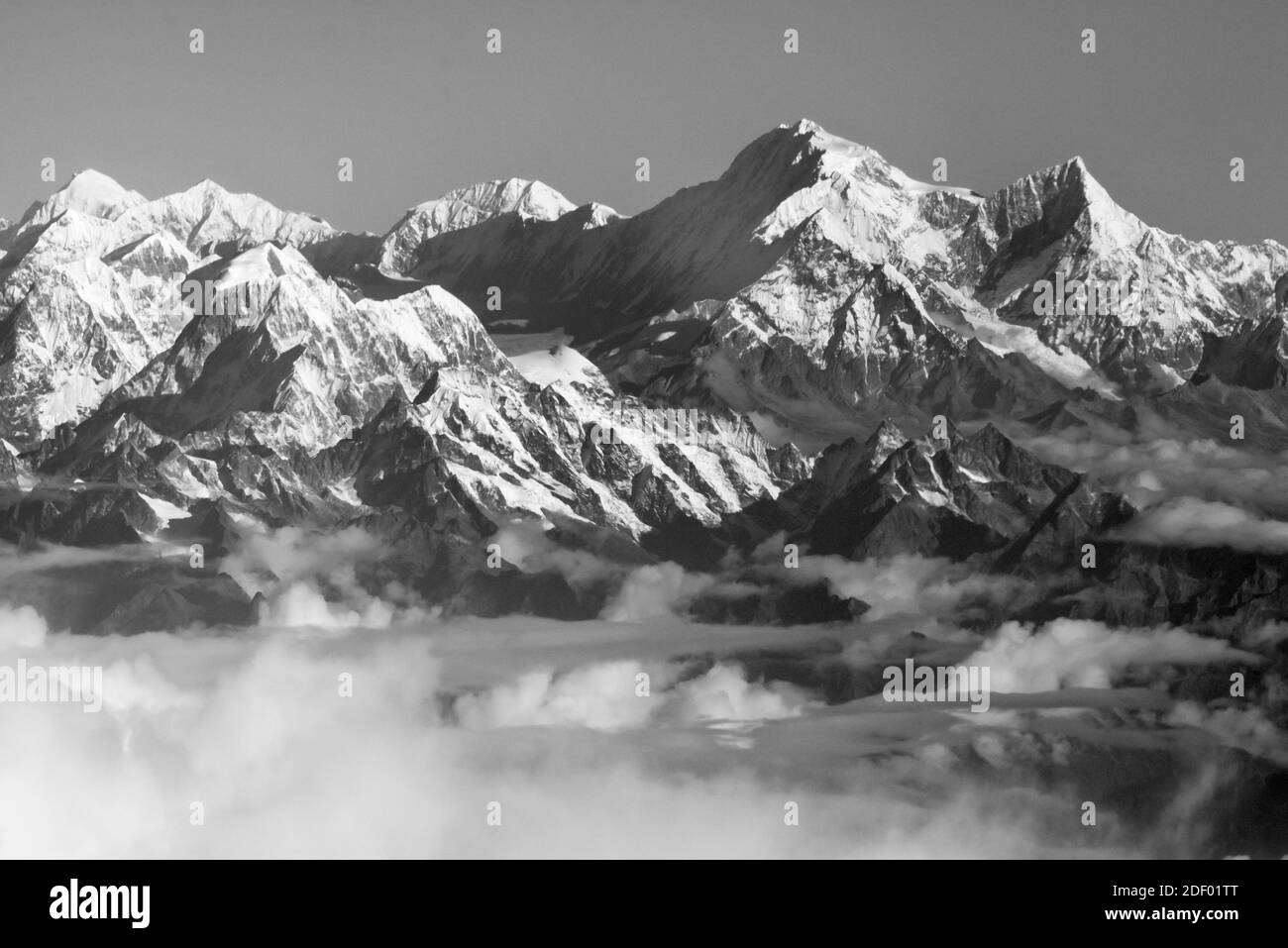 Mont Everest (8848m) dans l'Himalaya au-dessus des nuages, au Népal Banque D'Images