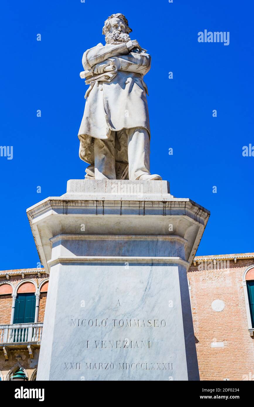 Au centre de la place Campo Santo Stefano se trouve une statue dédiée au linguiste italien, écrivain et patriote Niccolo Tommaseo. Il a été construit en 1 Banque D'Images