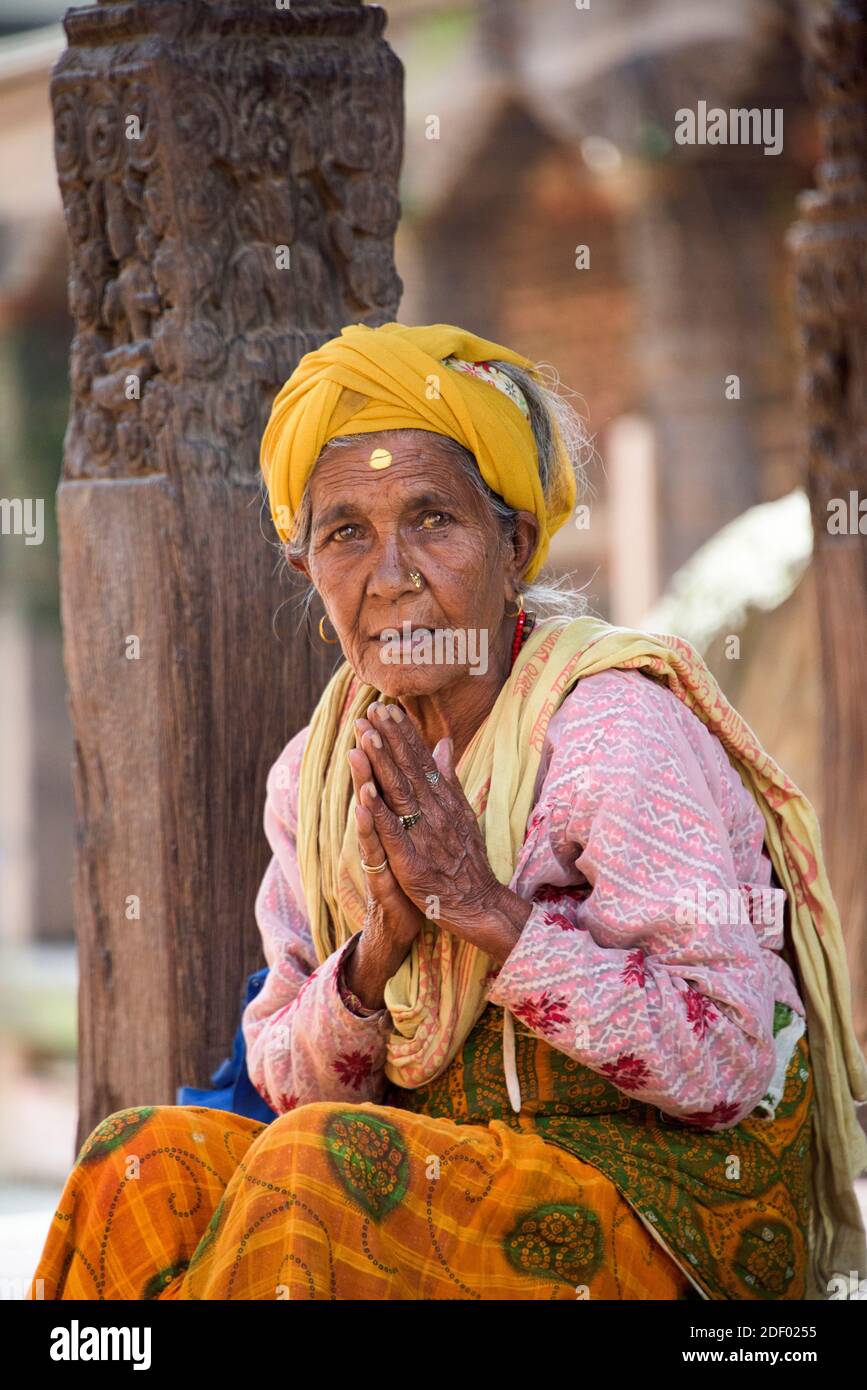 Vieille femme à Bhaktapur Durbar Square, Bhaktapur, Népal, Bhaktapur, Népal Banque D'Images