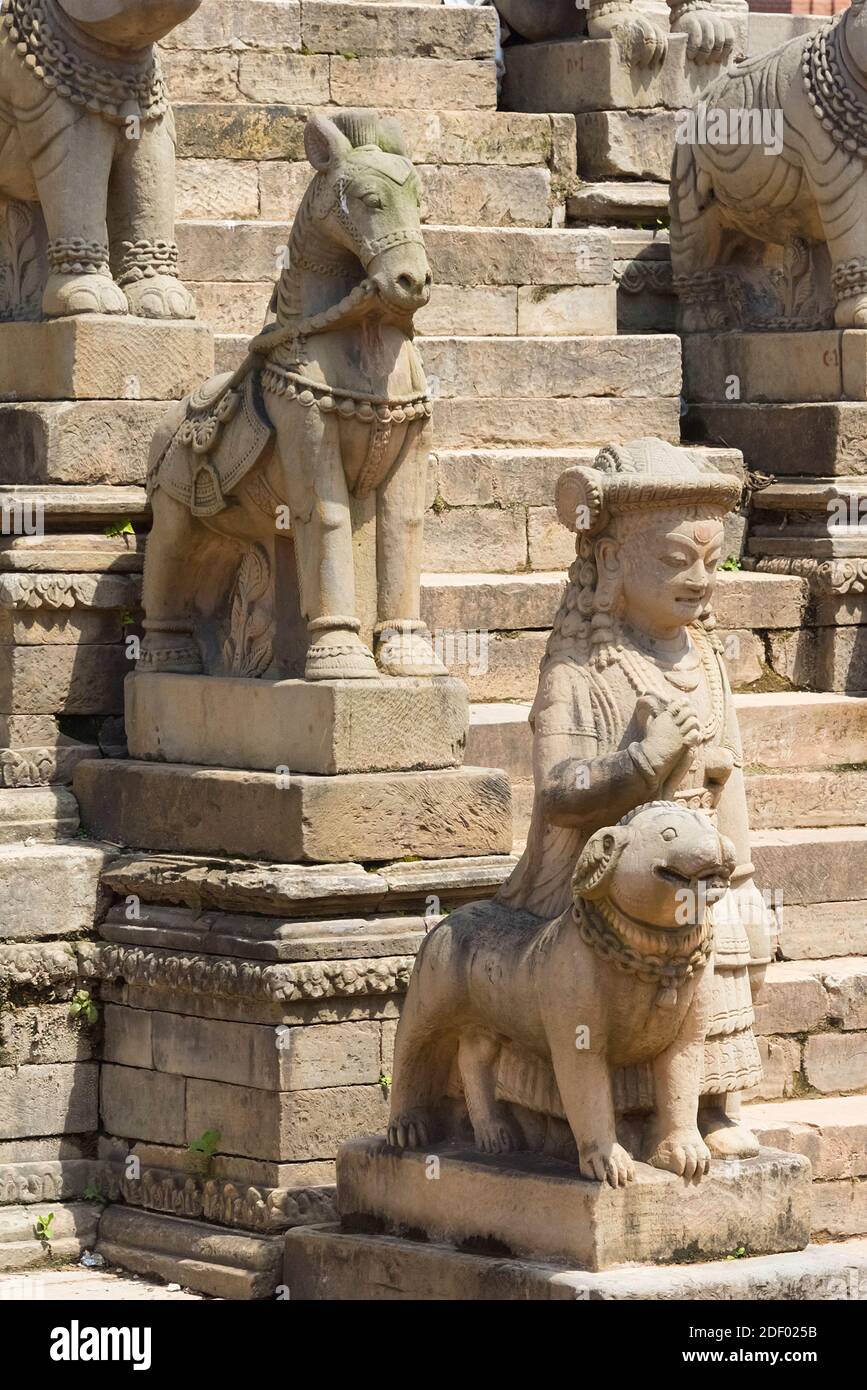 Statues en pierre sur les escaliers jusqu'au temple à Bhaktapur Durbar Square, site classé au patrimoine mondial de l'UNESCO, Bhaktapur, Népal Banque D'Images
