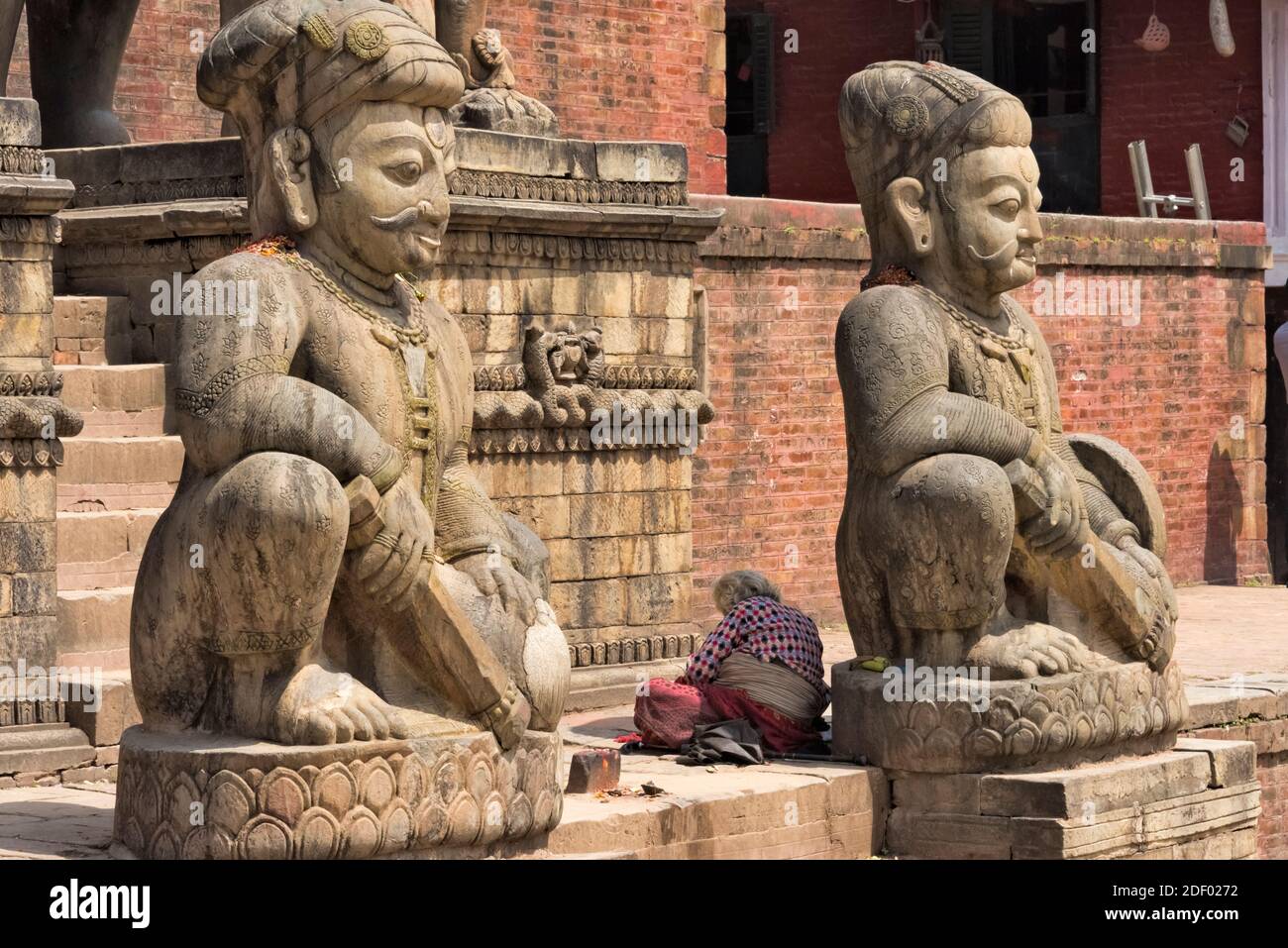 Statue de lutteur en pierre à l'entrée du temple de Nyatapola (temple de style pagode à cinq étages) sur la place Taumadhi (partie de la place Bhaktapur Durbar), Banque D'Images