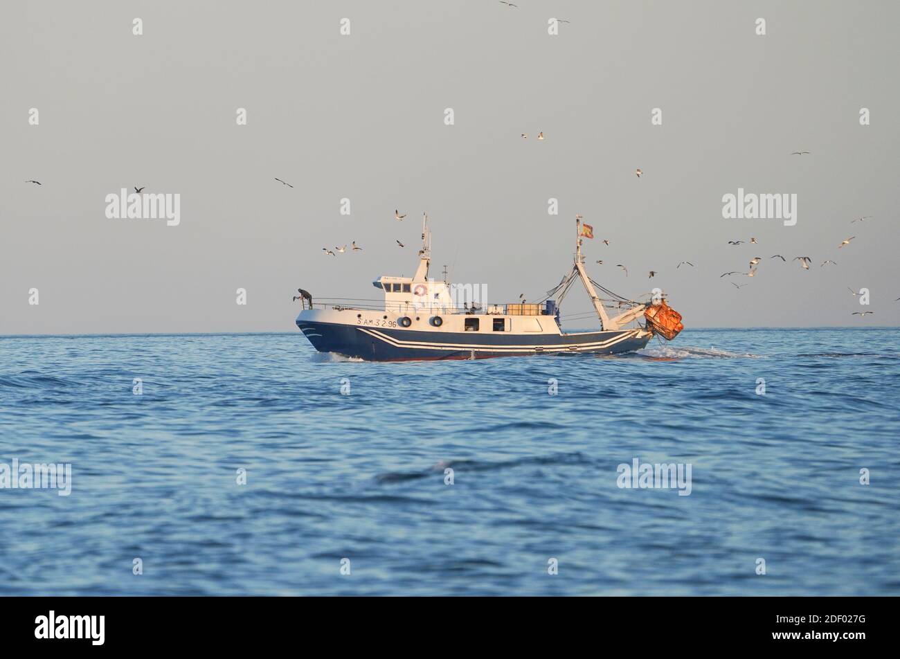 Un bateau de pêche à la mer méditerranée retourne au port, Andalousie, Costa del sol, Espagne. Banque D'Images