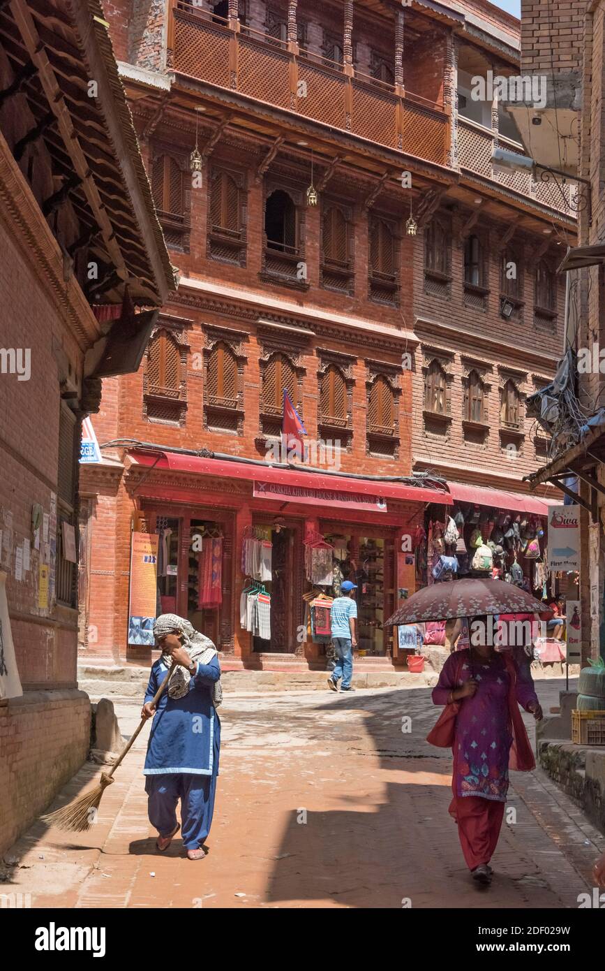 Les habitants de Bhaktapur Durbar Square, site classé au patrimoine mondial de l'UNESCO, Bhaktapur, Népal Banque D'Images