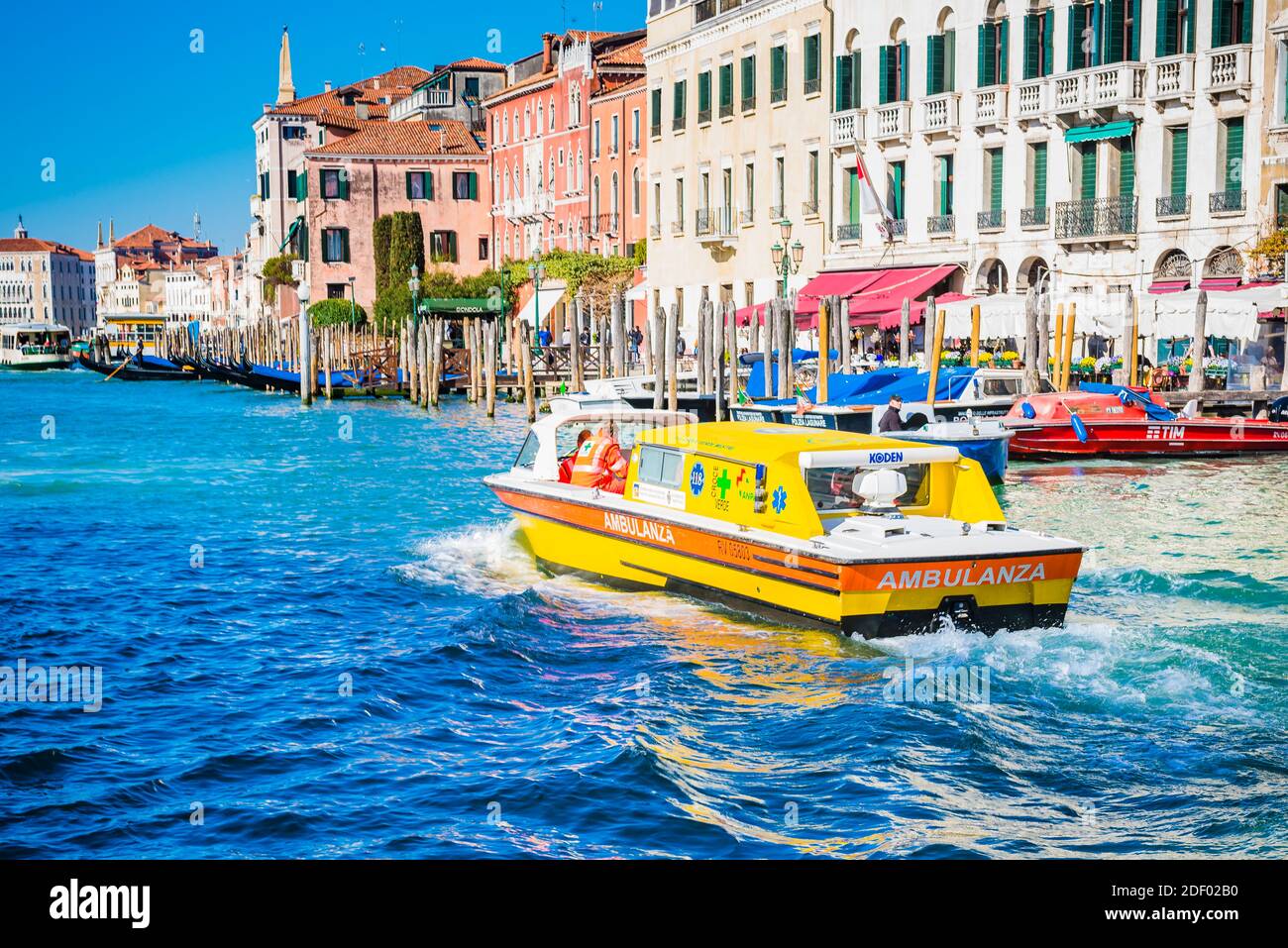 Ambulance en bateau naviguant sur le Grand Canal. Venise, Vénétie, Italie, Europe Banque D'Images