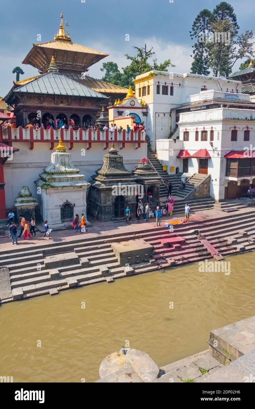 La foule regardant la crémation depuis un balcon dans le temple de Pashupatinath, sur la rive de la rivière Bagmati, site classé au patrimoine mondial de l'UNESCO, (on pense qu'un hindou Banque D'Images