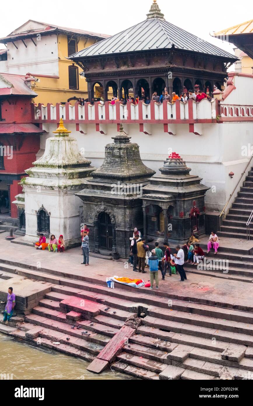 La foule regardant la crémation depuis un balcon dans le temple de Pashupatinath, sur la rive de la rivière Bagmati, site classé au patrimoine mondial de l'UNESCO, (on pense qu'un hindou Banque D'Images