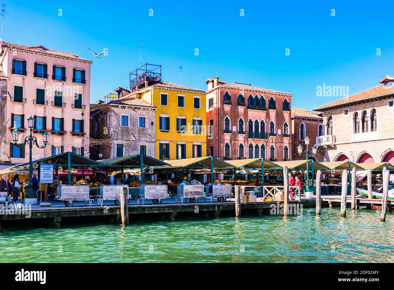 Marché du Rialto dont l'antiquité remonte à 1250 et qui doit son nom à son emplacement, le Pont du Rialto. Venise, Vénétie, Italie, Europe Banque D'Images