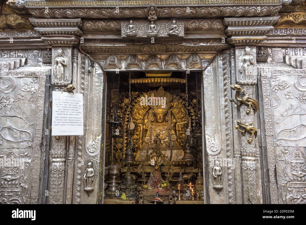 Hiranya Varna Mahavihar (Kwa Bahal), le Temple d'Or, Katmandou, Népal Banque D'Images