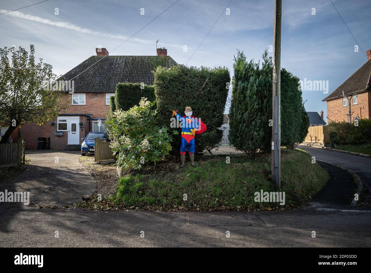 Coronavirus : les personnages de l'arnaque verrouillée apportent un peu d'humour local fait maison à la ville de Marston Magna, dans le Somerset, au Royaume-Uni. Banque D'Images