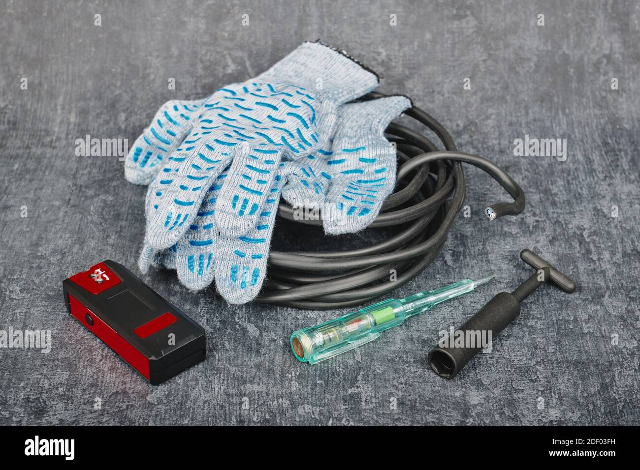 Outils de réparation professionnels pour l'électricien à installer et à réparer equipement électrique dans la maison sur fond gris Banque D'Images