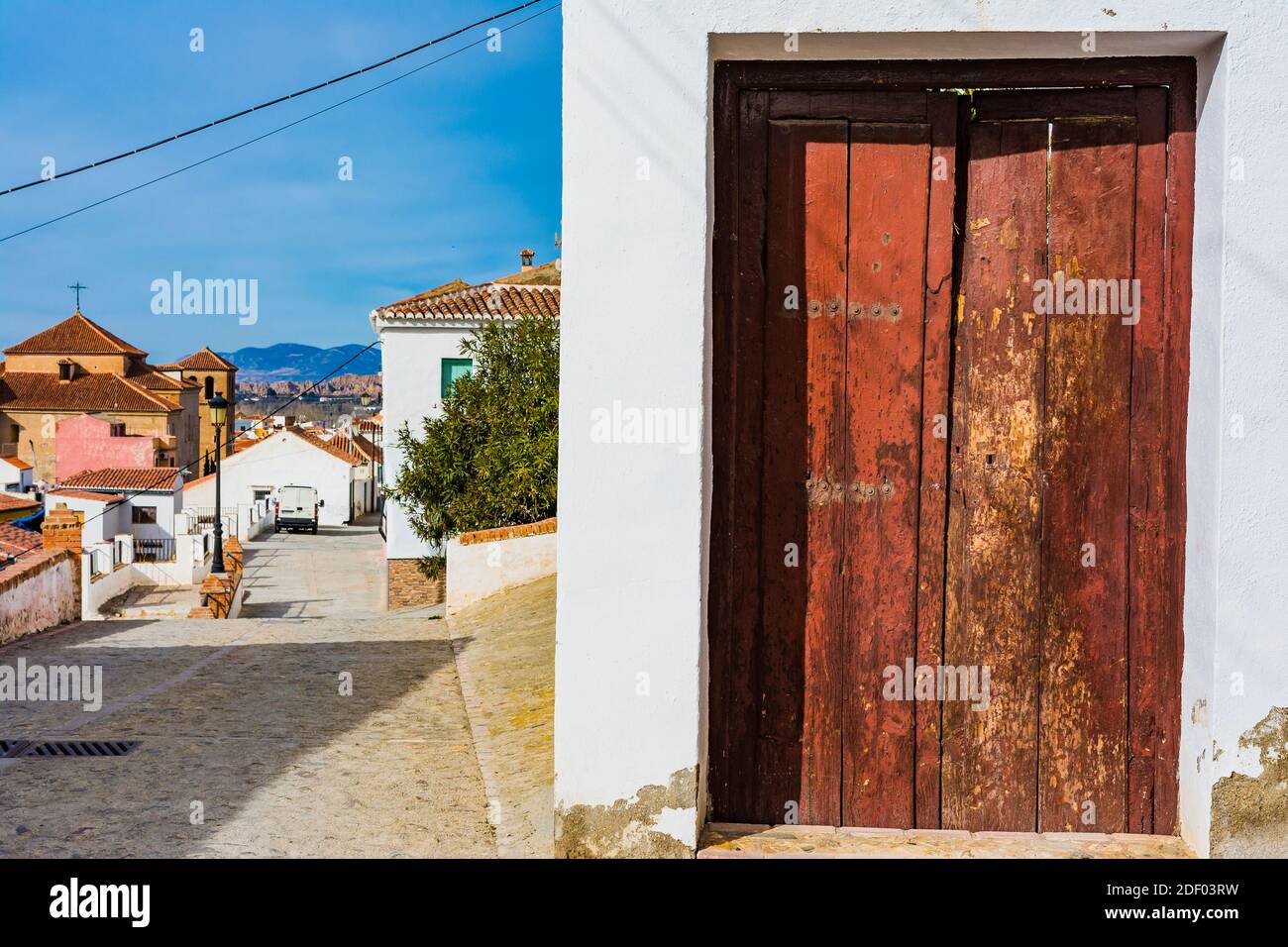 Ancienne porte en bois peinte en rouge dans le vieux quartier. Guadix, Grenade, Andalousie, Espagne, Europe Banque D'Images