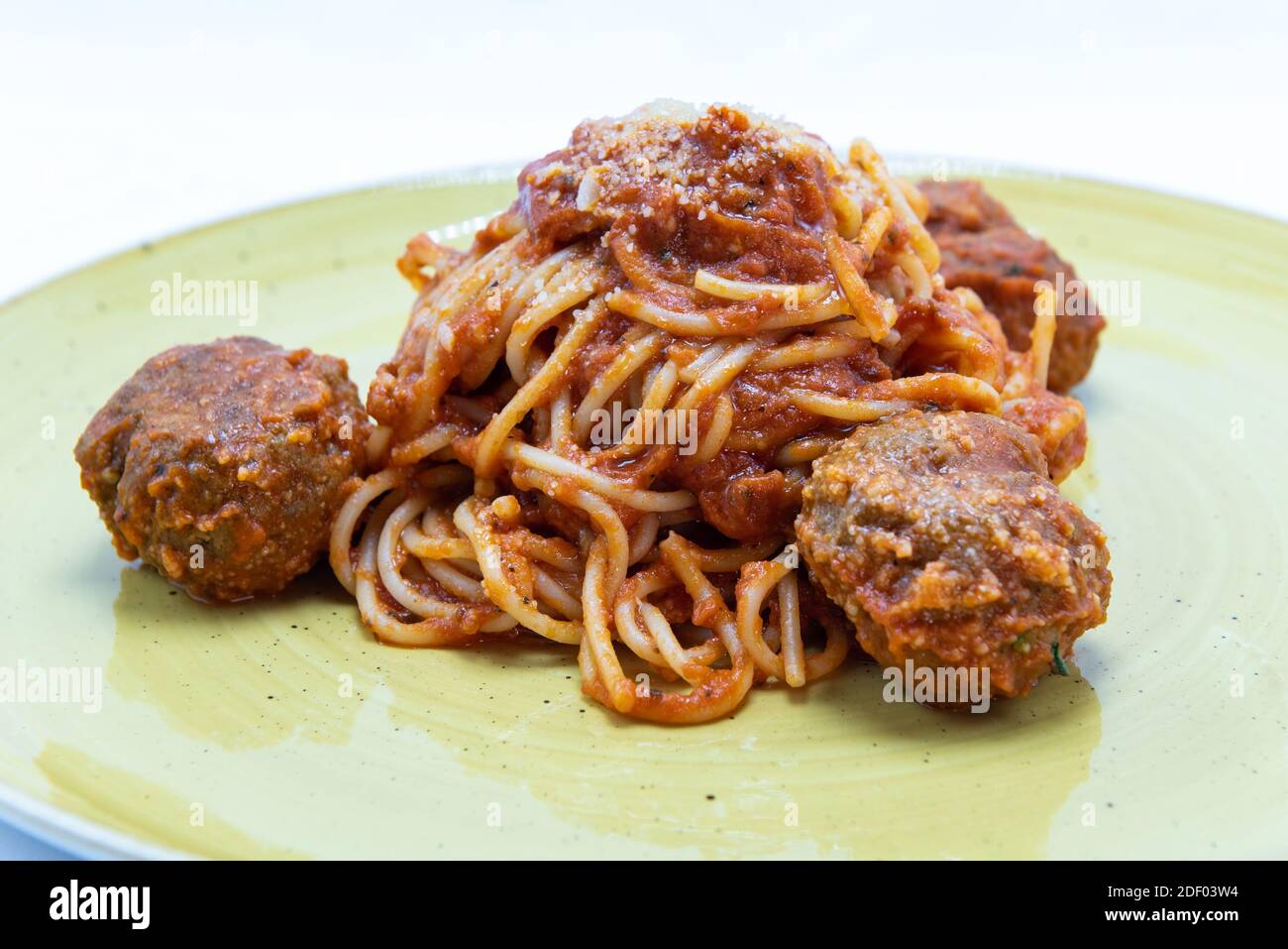 La cuisine italienne authentique montre une assiette de spaghetti et de boulettes de viande de taille enfant, nappée de sauce marinara et prête à manger. Banque D'Images