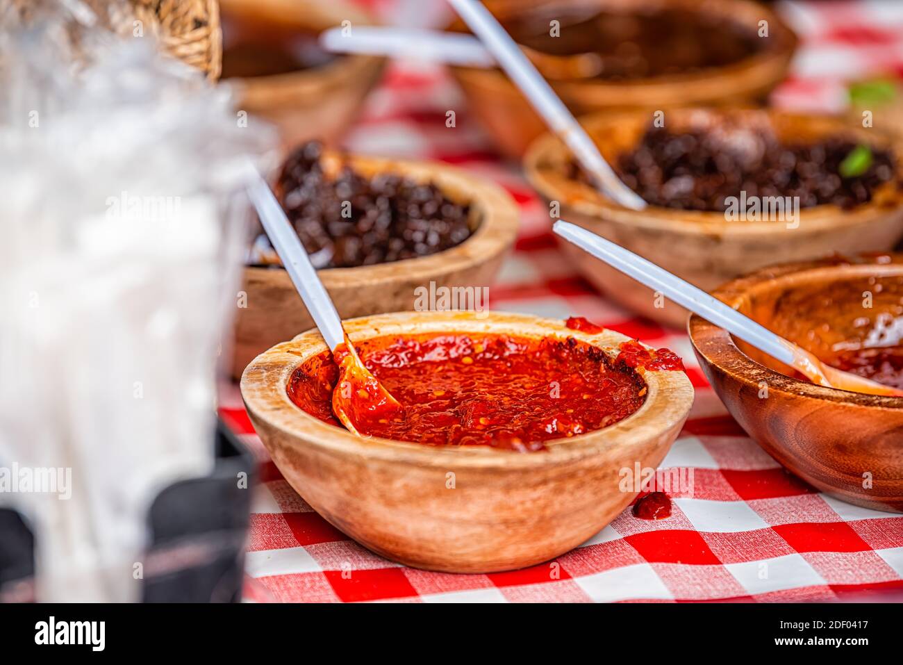 Exposition au détail sur le marché alimentaire de Chelsea, place Duke of York, avec table et bols en bois de sauce au piment rouge chaud rôtie à Londres, Unite Banque D'Images