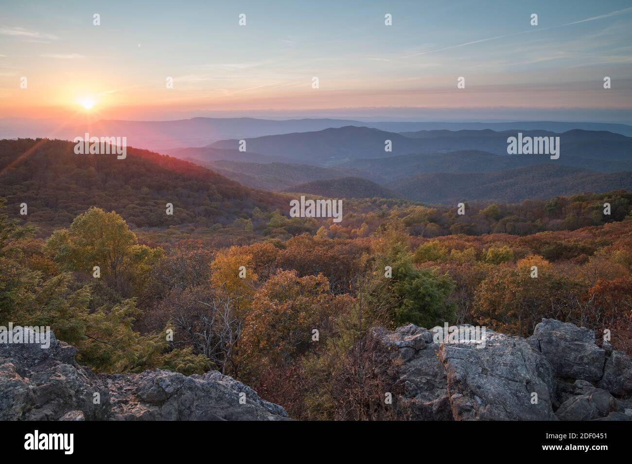 Coucher de soleil à Bearclôture Mountain dans le parc national de Shenandoah, Virginie. Banque D'Images