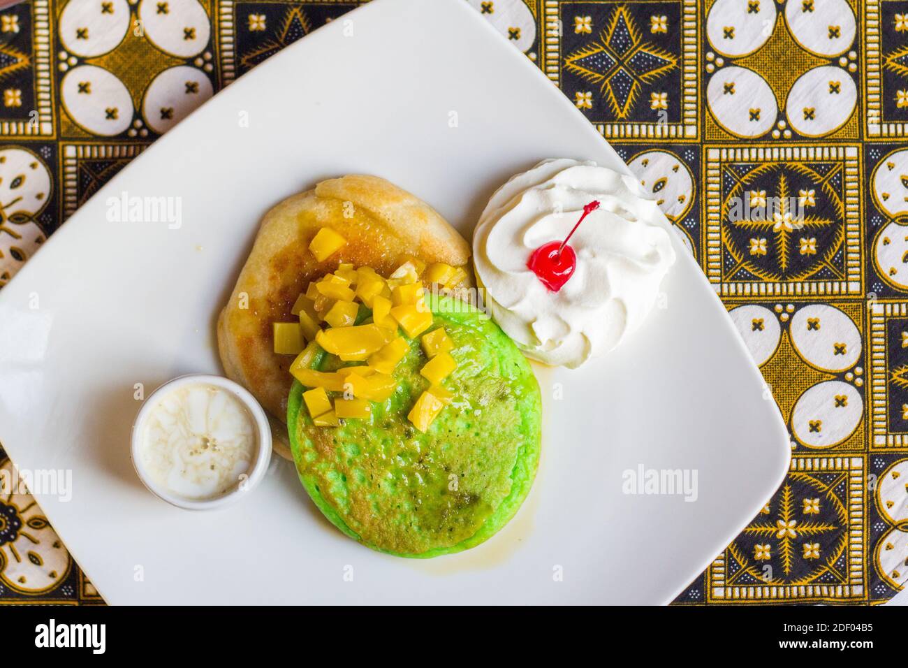 Petit déjeuner à la crêpe au café Batavia à Jakarta, Indonésie Banque D'Images