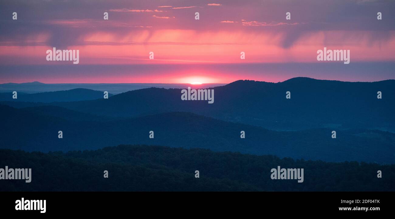 Lever du soleil au-dessus des Blue Ridge Mountains, vue depuis Skyline Drive, Parc national de Shenandoah, Virginie. Banque D'Images