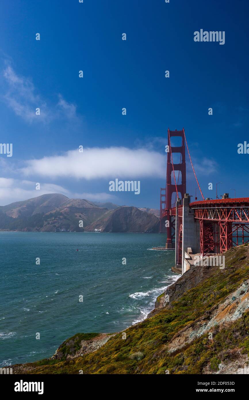 Golden Gate Bridge depuis la plage de boulanger, par une journée brumeuse Banque D'Images