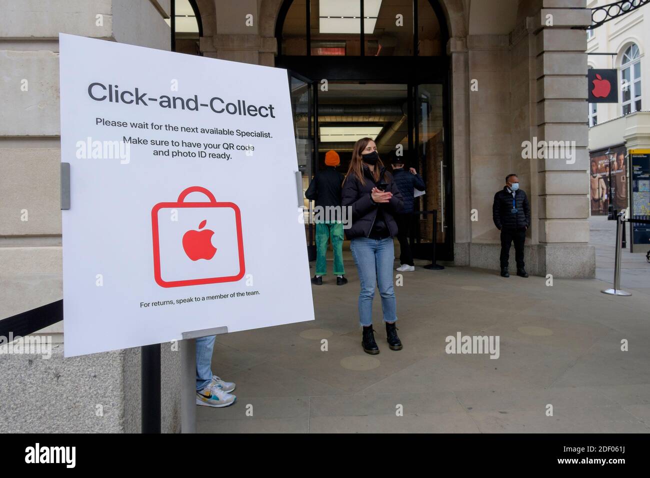 Les magasins Apple du West End de Londres utilisent un système de collecte en un clic pour les clients. Banque D'Images