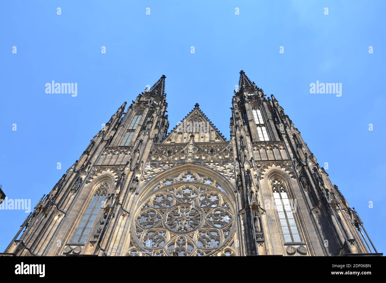 L'état ancien et pâle mais magnifique d'un historique cathédrale en Europe par temps ensoleillé avec son très bien murs construits Banque D'Images