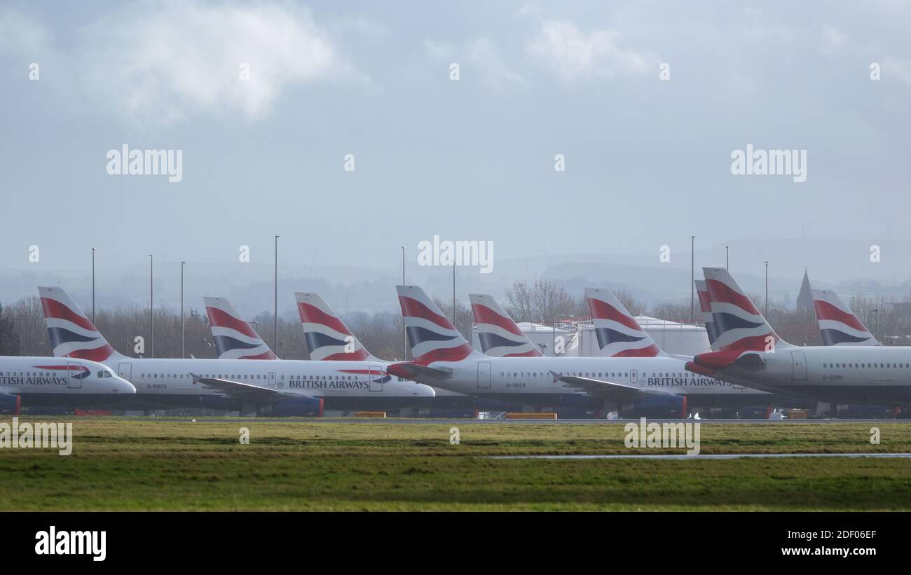 Glasgow, Écosse, Royaume-Uni. 2 décembre 2020. Photo :les avions airbus de British Airways sont toujours au sol en raison de la pandémie du coronavirus (COVID19). En raison de l'incertitude et d'un ralentissement massif et sans précédent de l'industrie aérienne mondiale, British Airways (BA) a mis plus d'un quart de son personnel à disposition. L'aéroport de Glasgow a maintenant garé les jets mis à la terre dans une zone plus petite du tarmac, puisqu'ils occupaient une partie de la deuxième piste de l'aéroport. Crédit : Colin Fisher/Alay Live News Banque D'Images