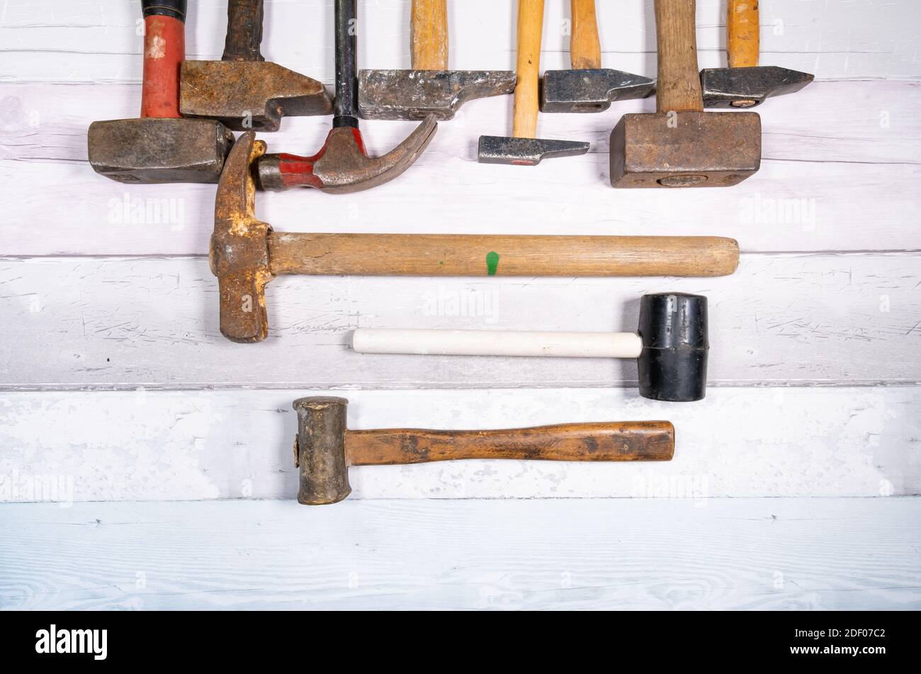 ensemble de différents types de vieux marteaux sur un fond en bois. vue de dessus. Banque D'Images