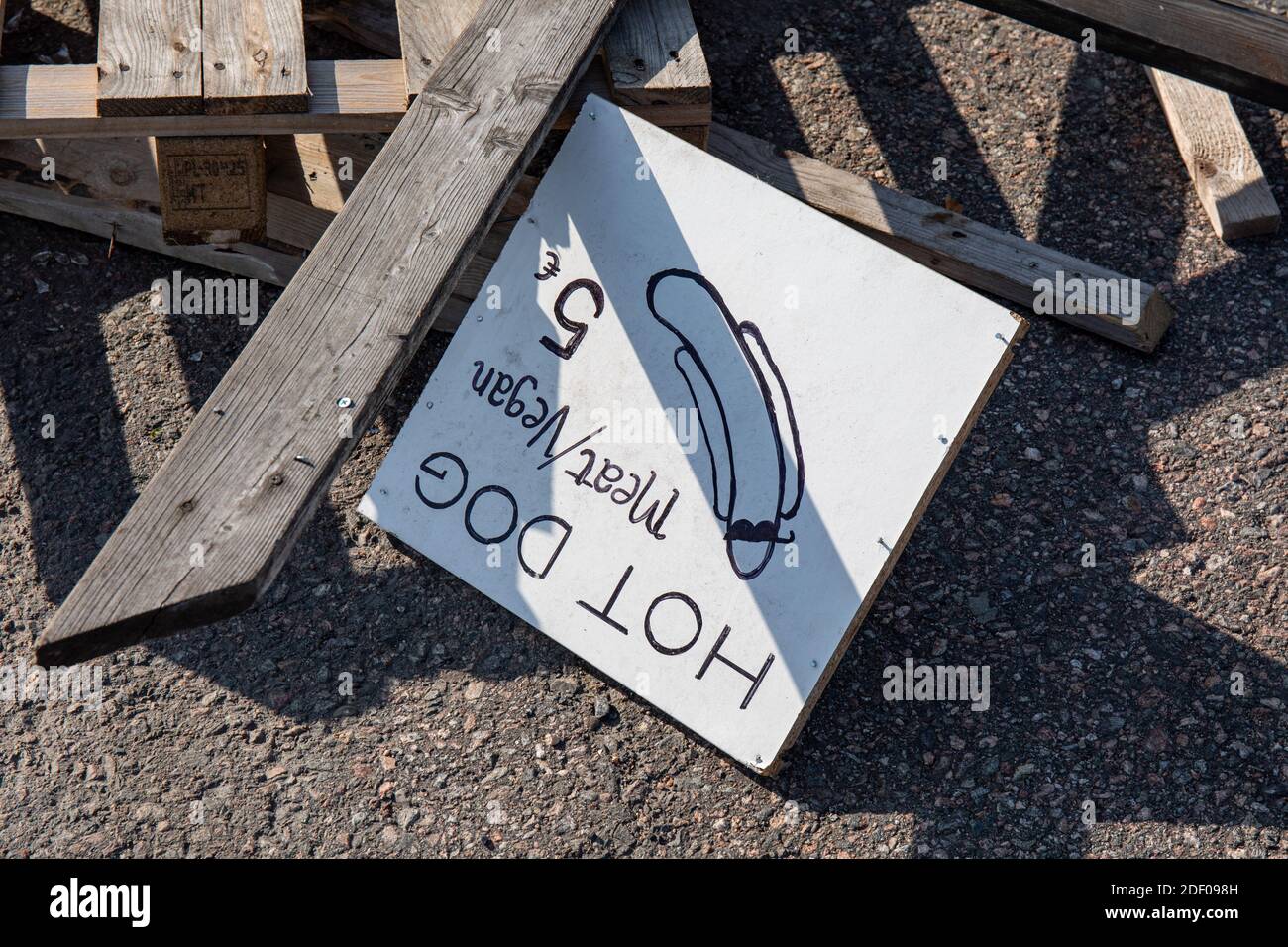 Jeté à la main hot dog écrit - panneau sur le sol dans le district de Sompasaari en terre perdue à Helsinki, Finlande Banque D'Images