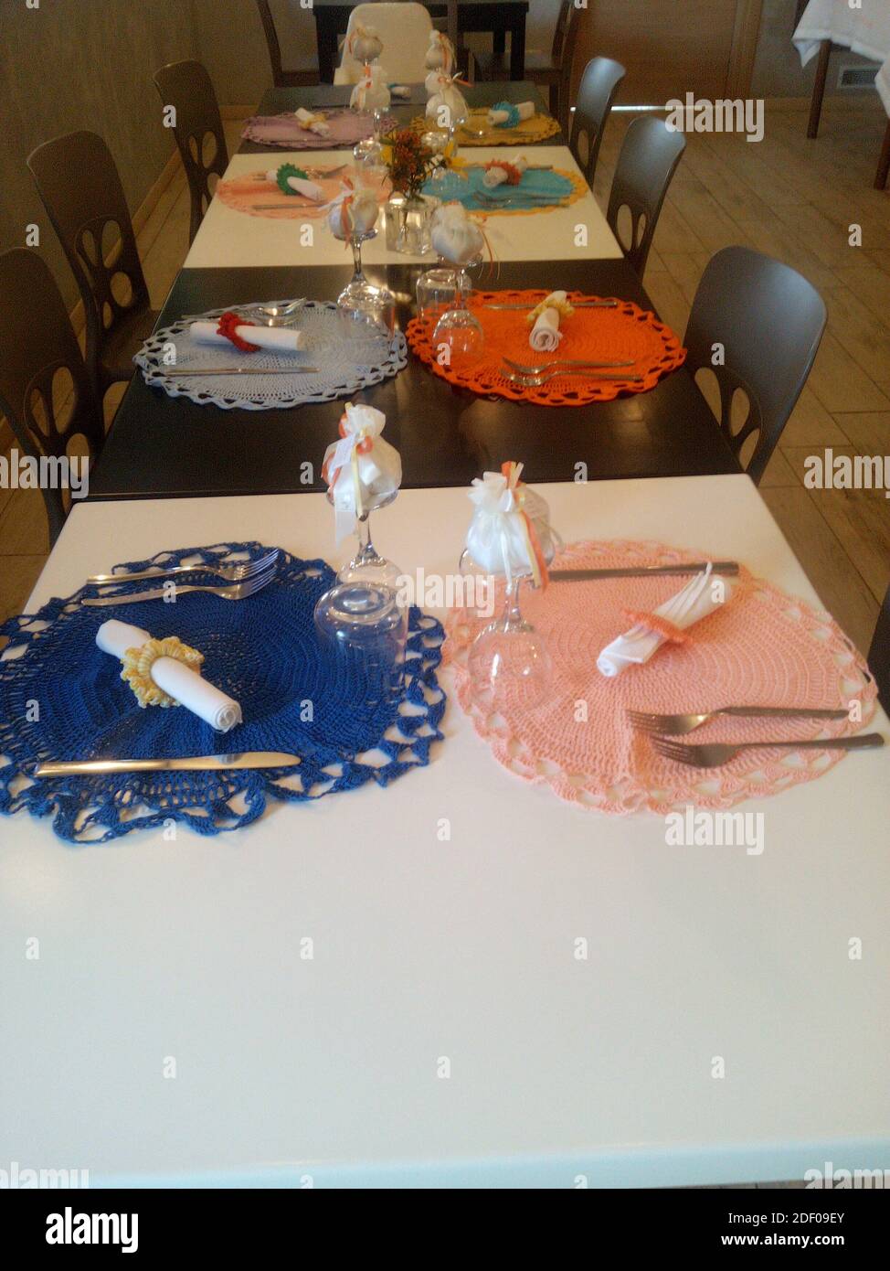 table d'un ensemble de restaurant avec des nappes en crochet pour un baptême Banque D'Images