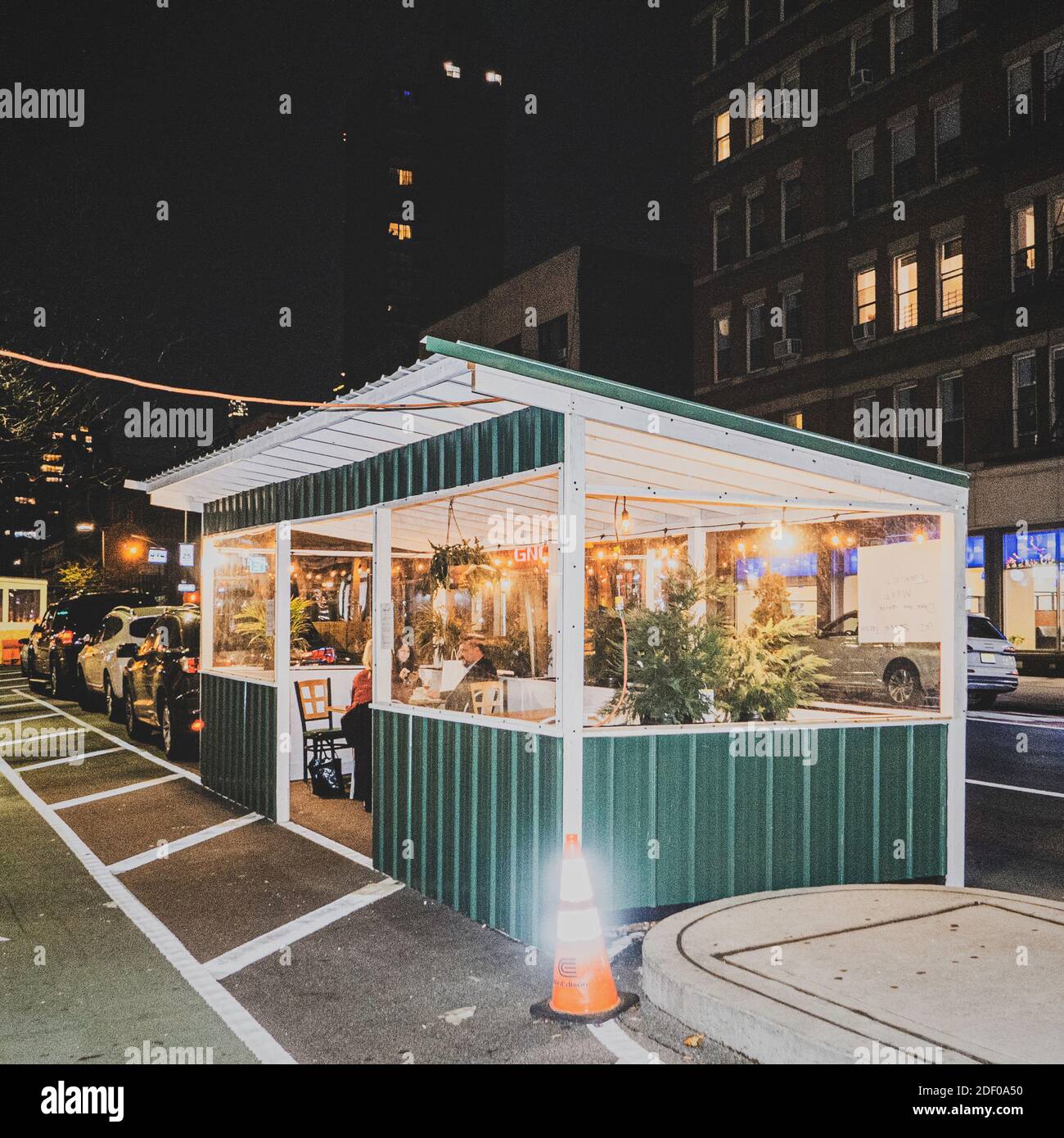 NEW YORK, NY - NOVEMBRE 24 : une salle à manger extérieure improvisée s par un restaurant local comme la pandémie de coronavirus (COVID-19) une résurgence à l'échelle nationale. Banque D'Images