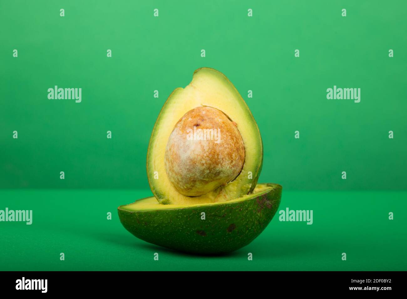 Avocat isoalté sur fond vert Banque D'Images
