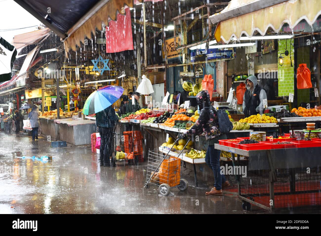 Il pleut au marché du Carmel de tel Aviv Banque D'Images