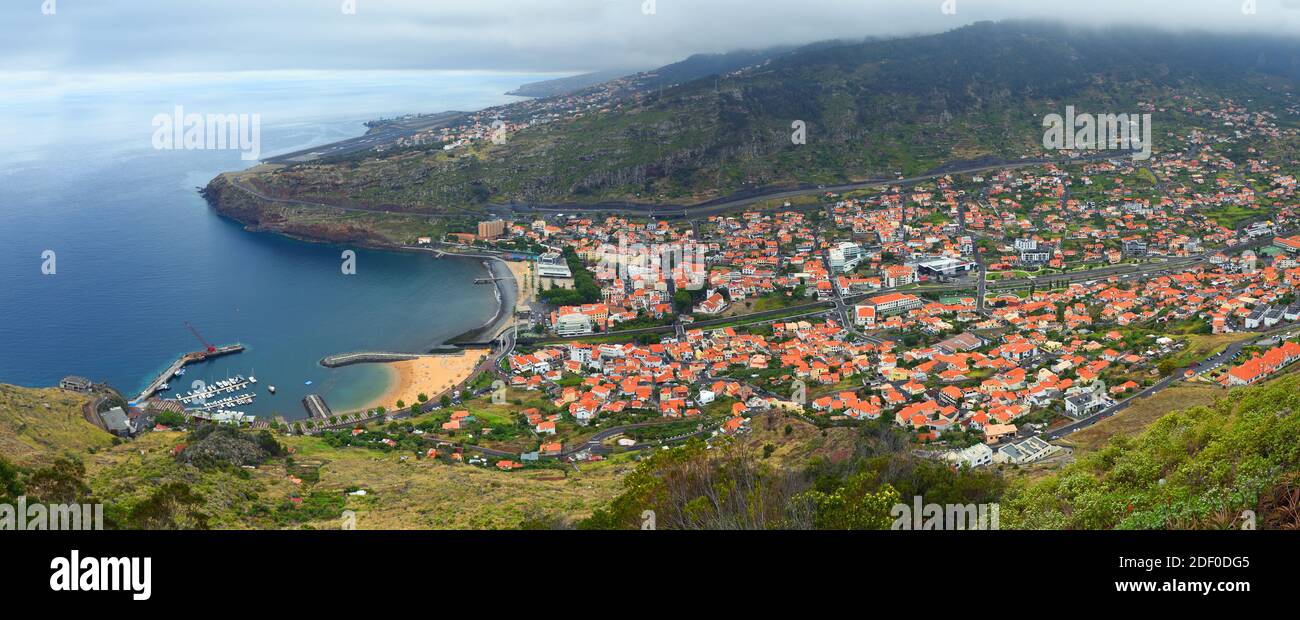 Vue panoramique de Machico à Madère avec port de plage et aéroport. Banque D'Images