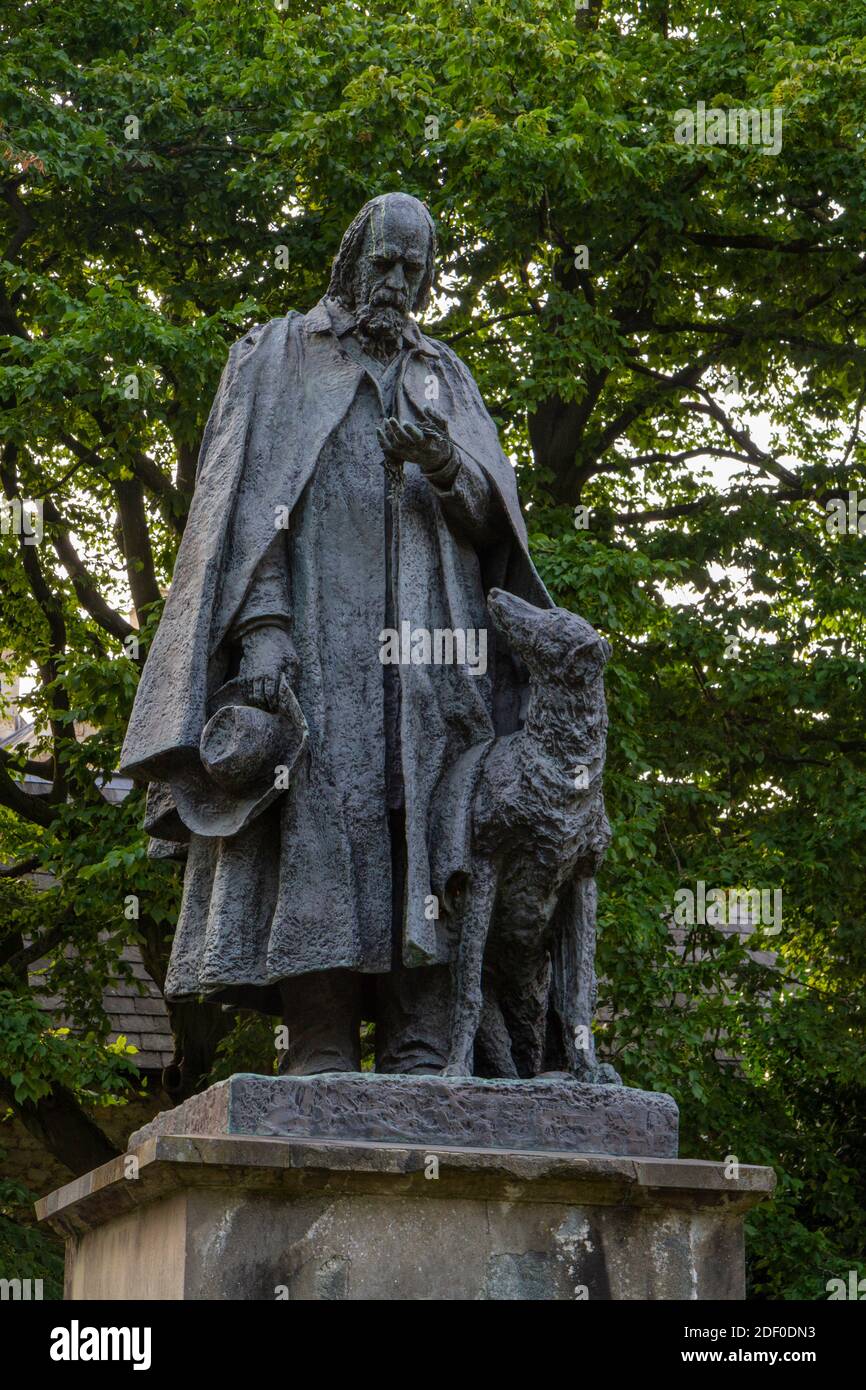 Tennyson Memorial Statue de George Frederic Watts, dans le domaine de la cathédrale de Lincoln, Lincoln, Lincolnshire, Royaume-Uni. Banque D'Images