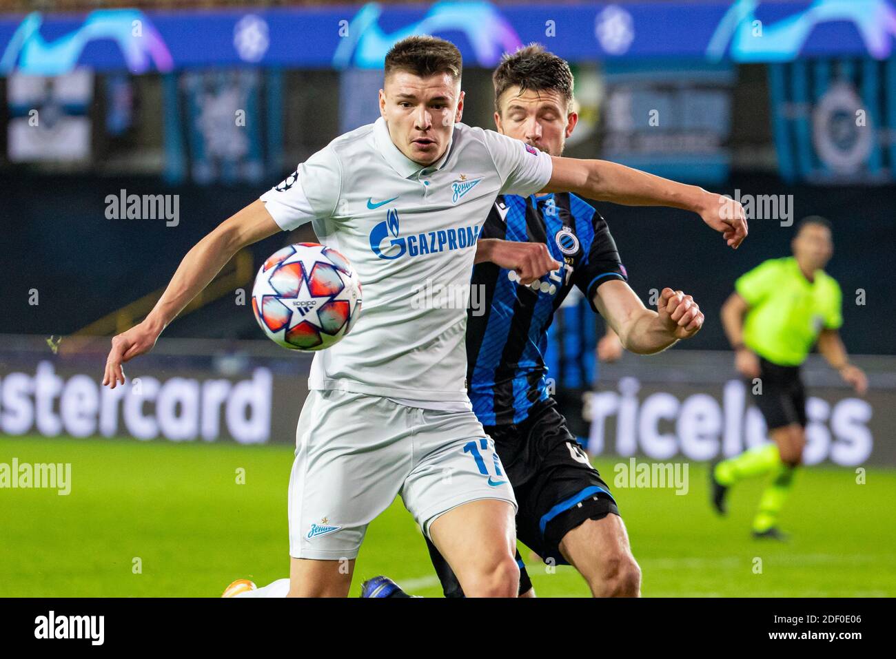 Andrei Mostovoy de Zenit et Brandon Mechele du Club se battent pour le Ballon lors d'un match de football entre le Club belge Brugge KV Et le FC Zenit Saint P russe Banque D'Images