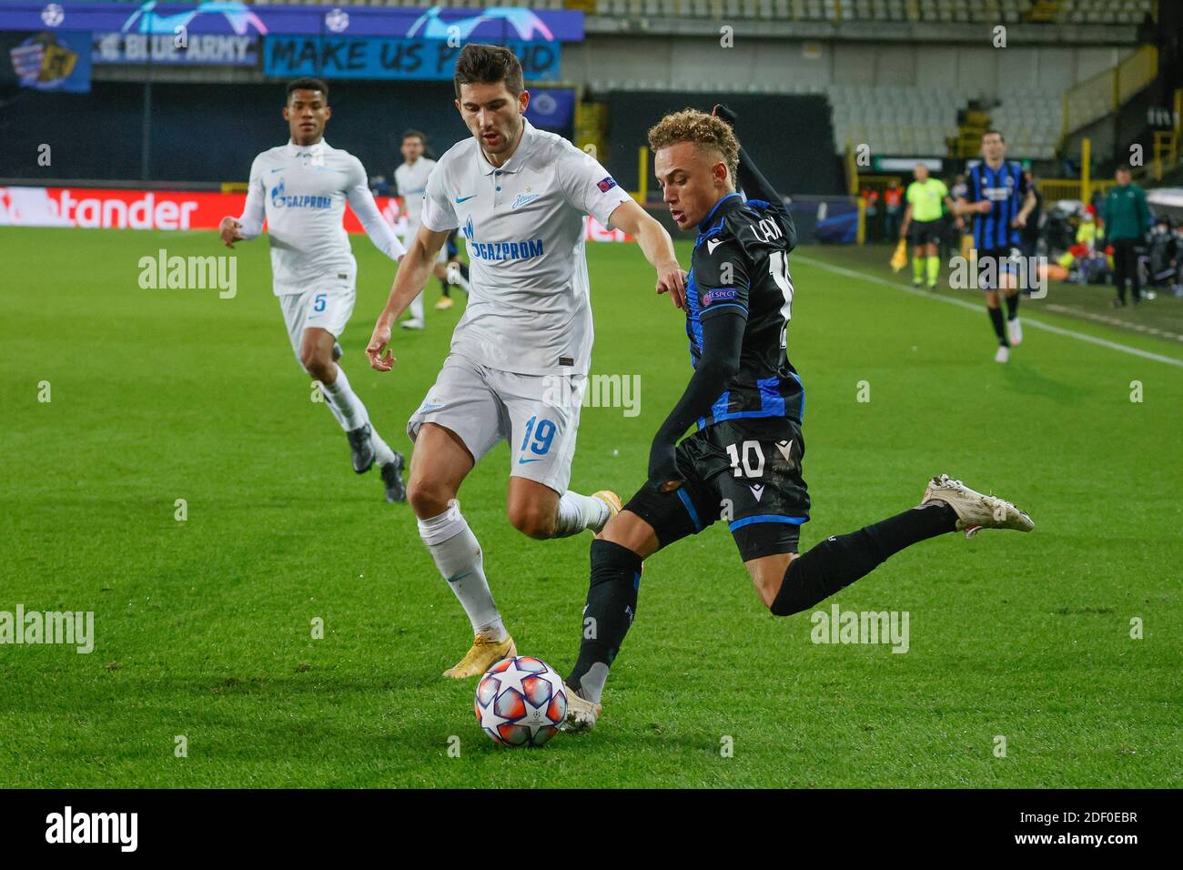 Zénit est Aleksei Sutormin et Noa Lang du Club lutte pour le Ballon lors d'un match de football entre le Club belge Brugge KV Et le FC Zenit Saint Petersb russe Banque D'Images