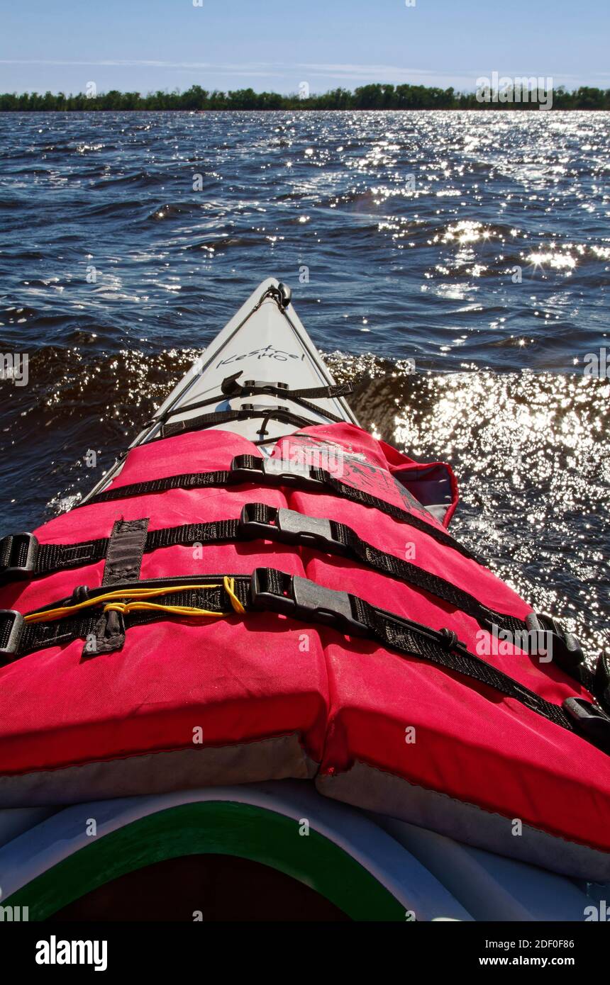 Kayak, eau de lac rugueuse, soleil scintille, sport, loisirs, exercice, gilet de sauvetage rouge, West Lake, nature, Parc national des Everglades, Floride, FL, RP Banque D'Images