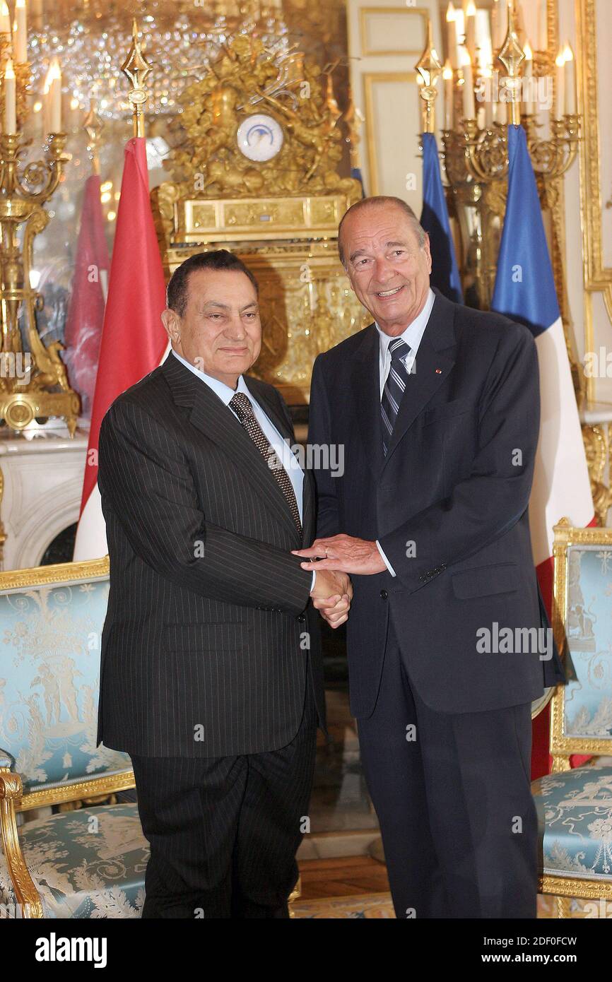 PHOTO DU DOSSIER - Jacques Chirac reçoit Hosny Mubarak, à l'Elysee Palace - Paris Banque D'Images
