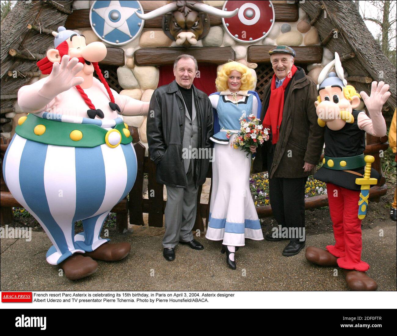 Dossier - Albert Uderzo Dies at 92 - la station française Parc Astérix célèbre son 15e anniversaire, à Paris le 3 avril 2004. Albert Uderzo, designer d'Astérix, et Pierre Tchernia, présentatrice à la télévision. Photo de Pierre Hounsfield/ABACA. Banque D'Images