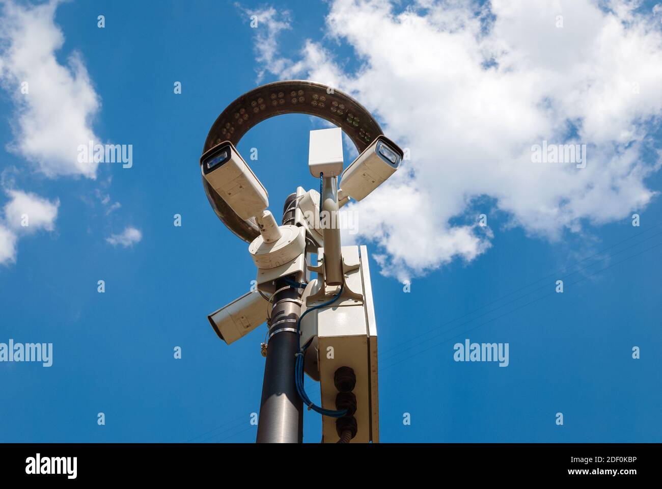 caméras de surveillance extérieures sur lampadaire avec lanterne led contre bleu ciel Banque D'Images