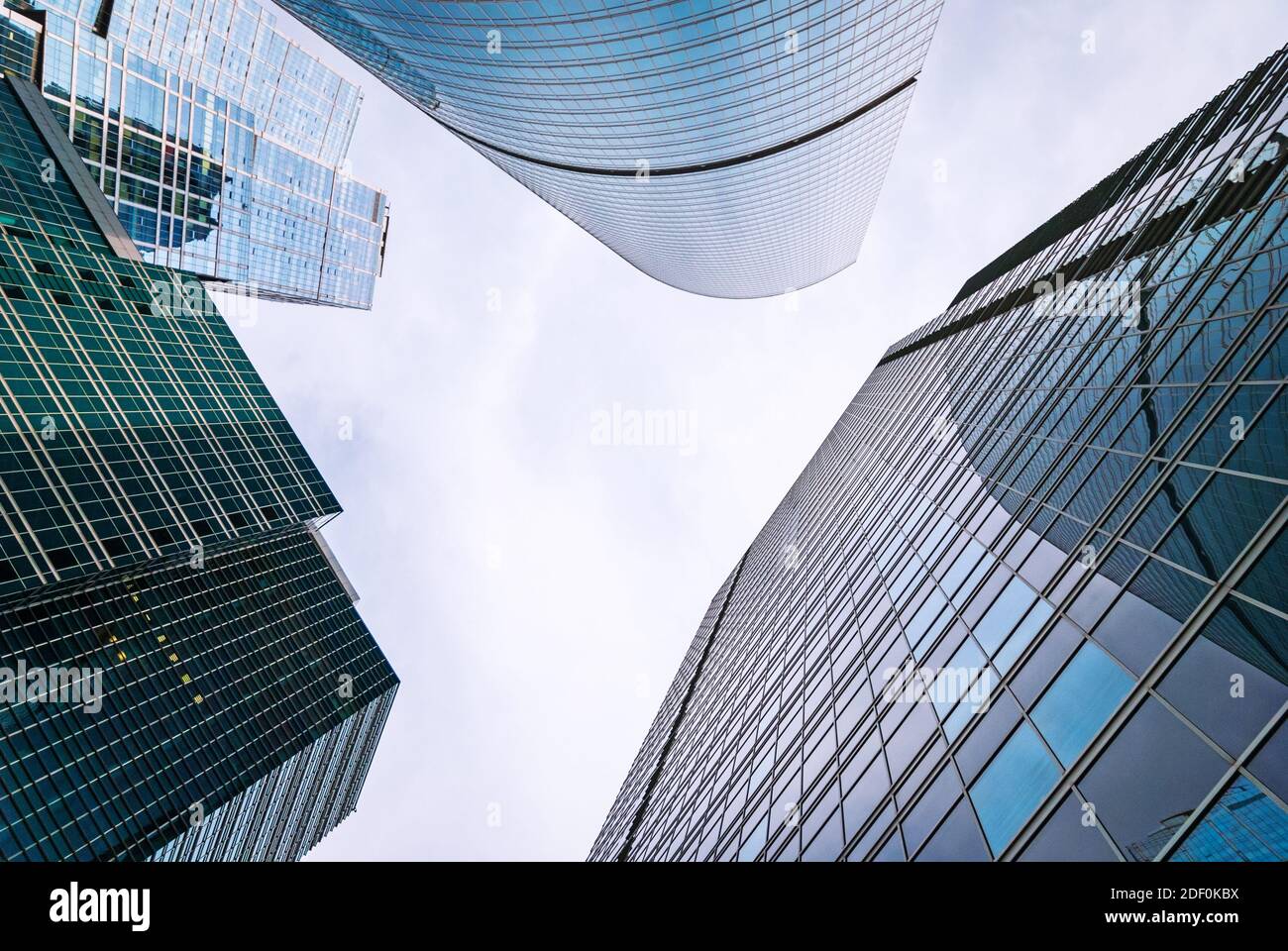Vue de bas en haut des gratte-ciels de la ville de Moscou, cadre des tours de verre du quartier des affaires Banque D'Images