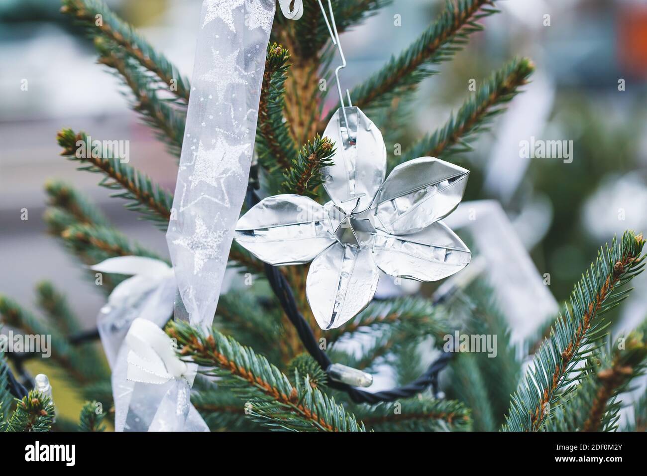 Décoration de papier d'aluminium sur un arbre de Noël Photo Stock - Alamy