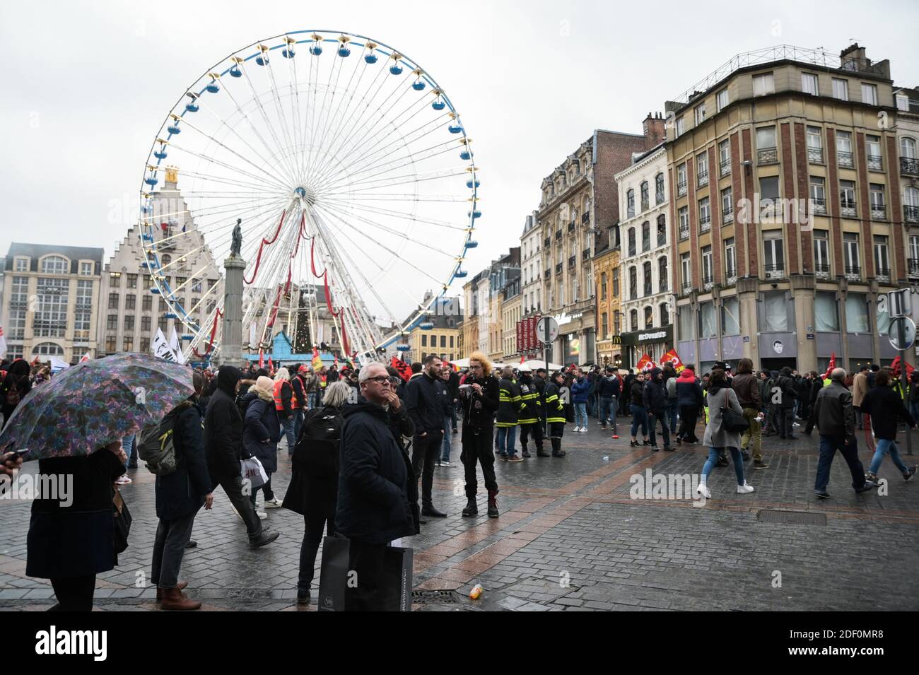 Les gens participent à une manifestation contre la réforme des retraites , Lille, France, le 9 janvier 2020. Photo de Julie Sebadelha/ABACAPRESS.COM Banque D'Images