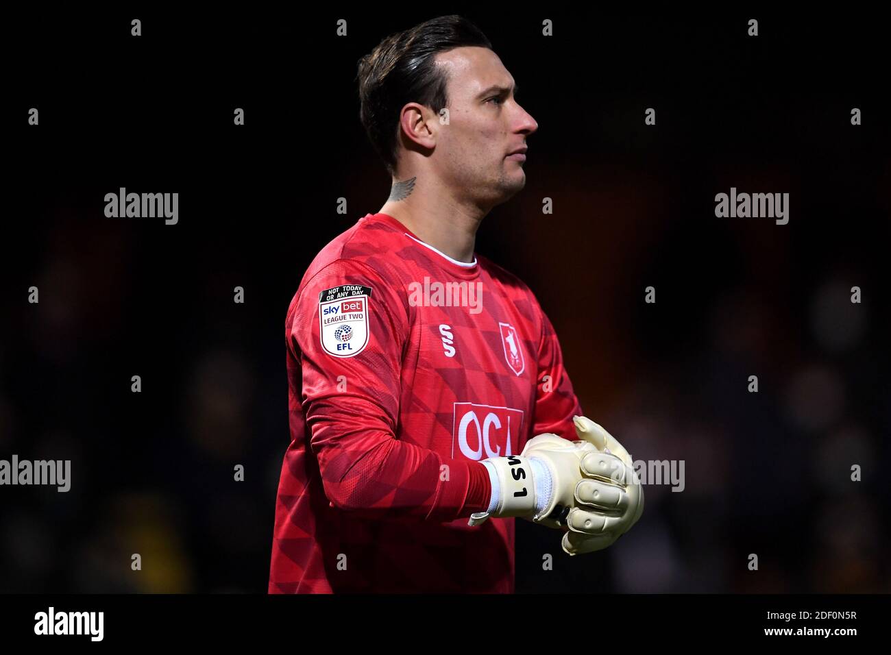 Marek Stech, gardien de but de la ville de Mansfield, lors du match Sky Bet League Two au stade Abbey, à Cambridge. Banque D'Images