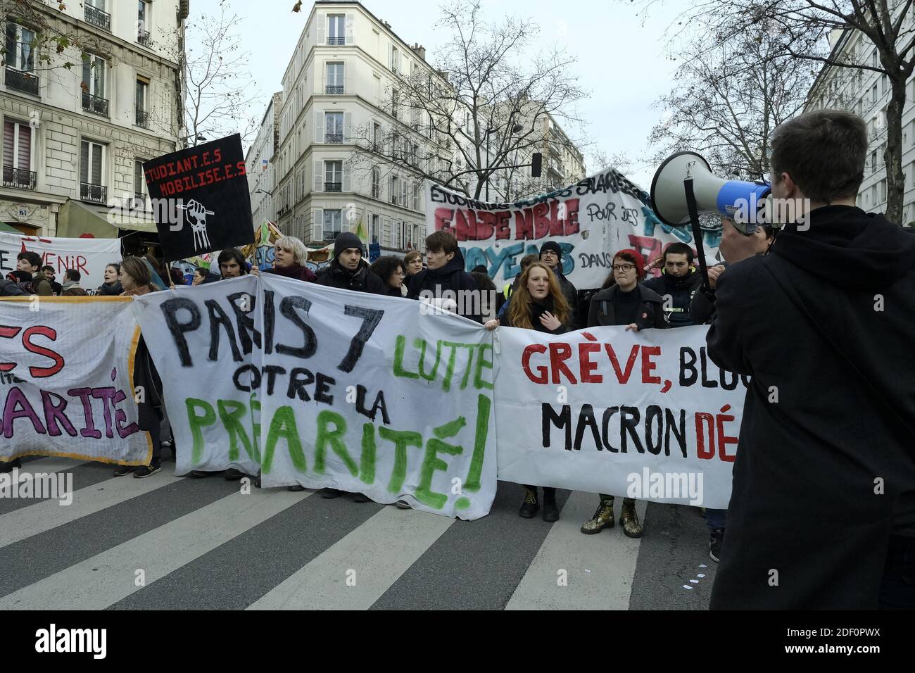 Les manifestants français des différents syndicats marchent sur le  boulevard Diderot vers la place de la Bastille lors d'une manifestation  contre la refonte des retraites du gouvernement à Paris, en France, les
